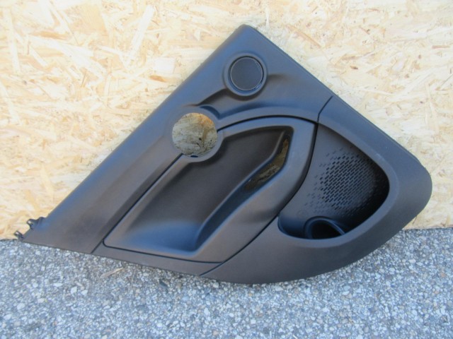 53852 Fiat 500X fekete színű, műanyag, bal hátsó ajtókárpit